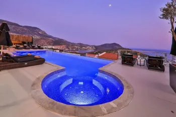 فيلا عائلية فاخرة بإطلالة بانورامية على البحر في Kalkan